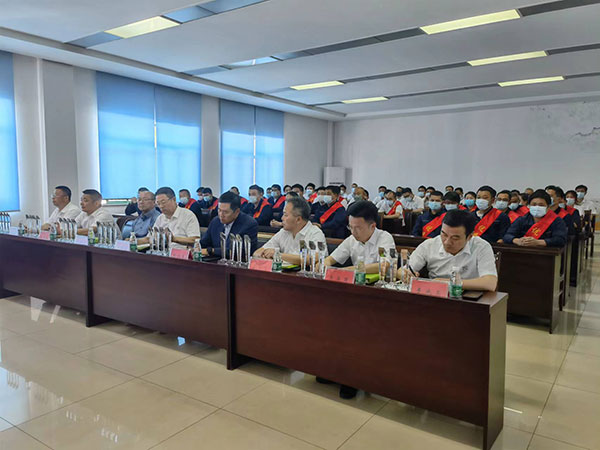 公司进行2021年杜着秀员工赞美大会